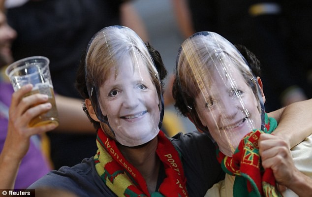 CĐV Bồ Đào Nha đeo mặt nạ in hình Tổng thống Đức Angela Merkel.